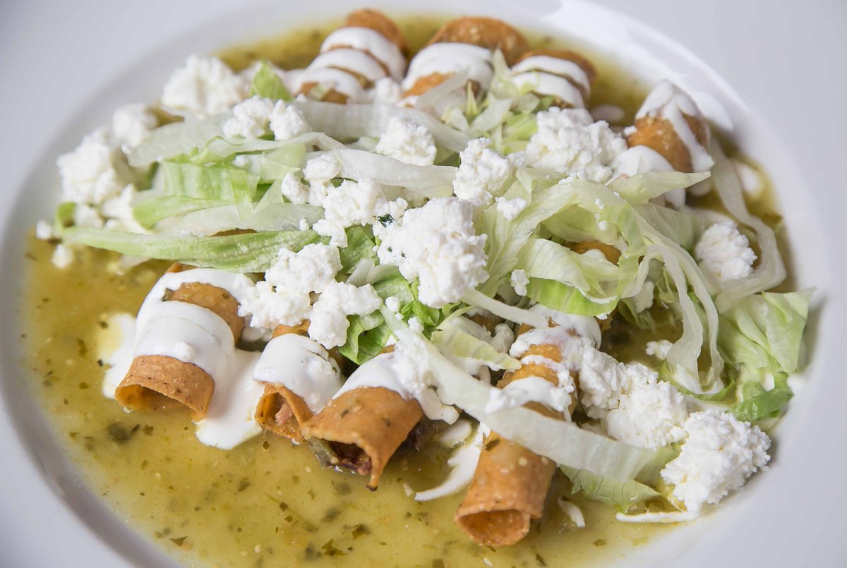 Disfruta de nuestras deliciosas Flautas: cuatro taquitos dorados rellenos de pollo y bañados en salsa de tomatillo verde, queso fresco, nata y lechuga.
#deli #comidamexicana #cocinamexicana #foodie #foodies #flautas #tacos