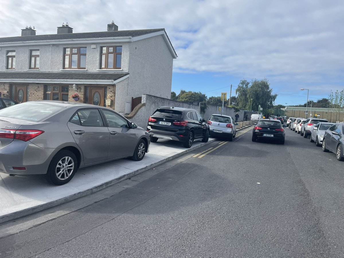 hoorayo's tweet photo. @ccferrie @carolynmoore_ie @vote4anne @IanCarty3 @ShaneHoganD16 @CentraIRL @Maryfreehill1 @DeirdreConroyIE @PatDunneI4C @taradeacy @Sinabhfuil @f_pilla @D6Cross @IBIKEDublin It’s city wide., large #delivery #vehicles constantly #parking #illegally. And while I’m at it, here’s #EamonnCeanntPark #Sundrive entrance to #RutlandGrove every weekend.! https://t.co/wGS2X79gEO