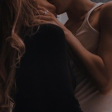 ㅤ
ㅤㅤ
ㅤㅤㅤ❝No se que tiene en la boca, cuando me besa, el alma me roza con el corazón❞

ㅤㅤ♞; <a href="/Marcxrms/">𝑀𝑎𝑟𝑐</a>