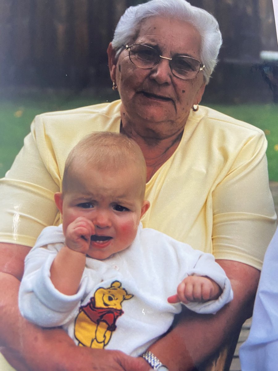 xeyeris's tweet photo. Al doet het vooral ontzettend veel pijn dat mijn eventuele toekomstige kinderen niet zo veel overgrootmoeders (oma zoals ik altijd zei) zal hebben als wat ik altijd heb gehad (foto 2,3,4). In 1,5 jaar tijd drie oma’s verliezen had ik nooit kunnen bedenken ✨🤍 https://t.co/nHwtqcYb5f