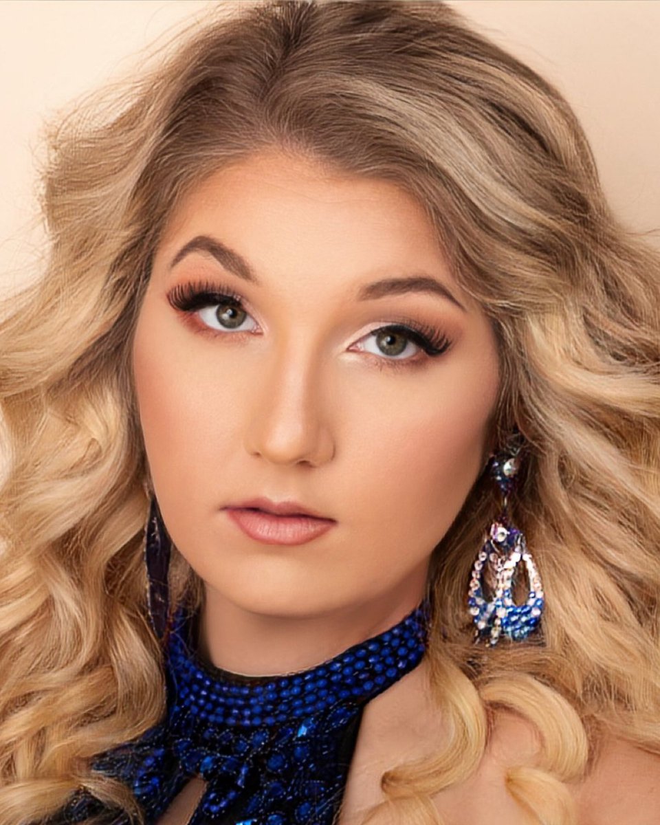 PageantExpress1's tweet image. Tiffany was STUNNING for her first professional headshots! She lit up the camera and showed her beauty!