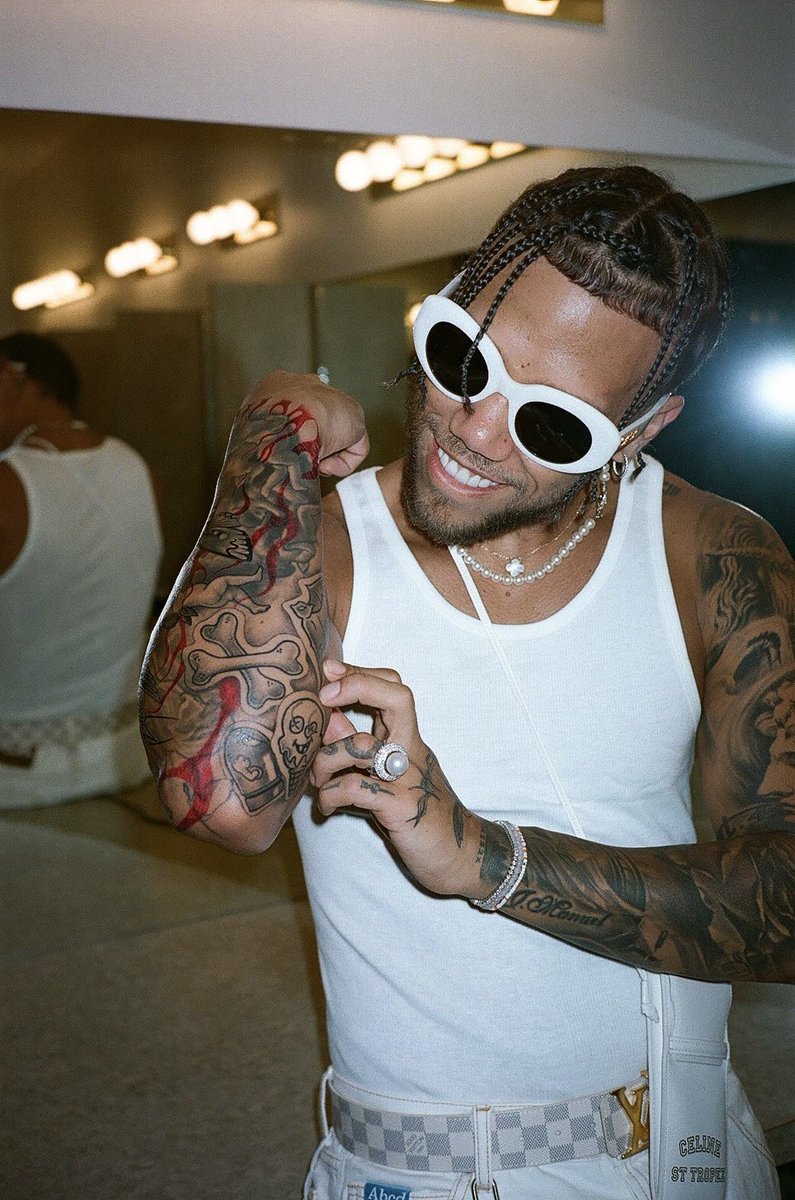 jhaycortez's tweet photo. V/®️ 🦇💲🎸 #ENLADEELLA https://t.co/vvY6fRgBXY
