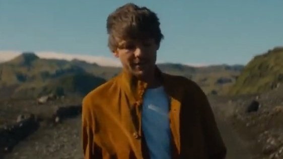 louswinter's tweet photo. parallels between walls n faith in the future, the louiverse is real https://t.co/D6V4WaKD0n