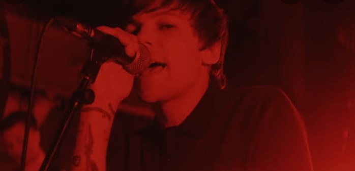 louswinter's tweet photo. parallels between walls n faith in the future, the louiverse is real https://t.co/D6V4WaKD0n