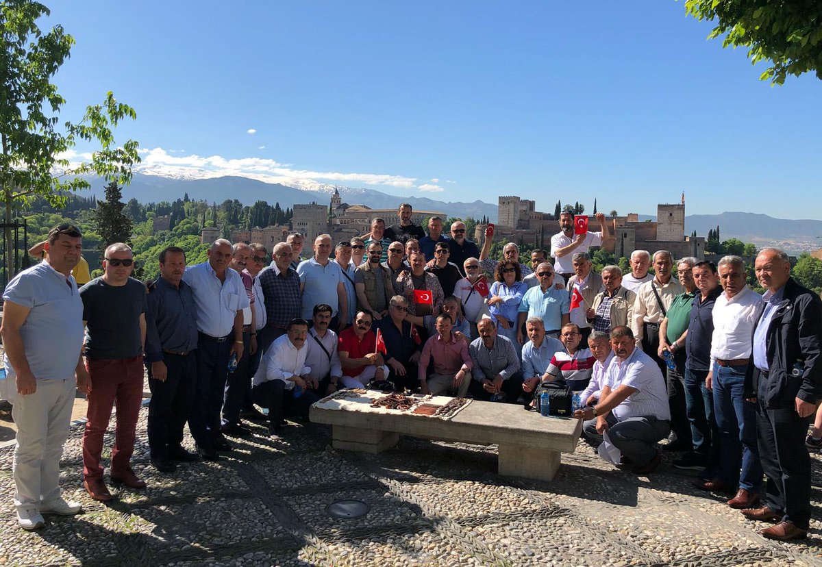Halkın ve devletin ortak buluşma makamı yerel yönetimin ve demokrasimizin temel taşı olan muhtarlık müessesesinin temsilcileri tüm muhtarlarımızın 19 Ekim Muhtarlar Gününü tebrik ediyorum. 4 yıl şerefle daire başkanlığını yaptığım müessesenin temsilcilerini selamlıyorum. <a href="/tmuhk/">Türkiye Muhtarlar Konfederasyonu</a>