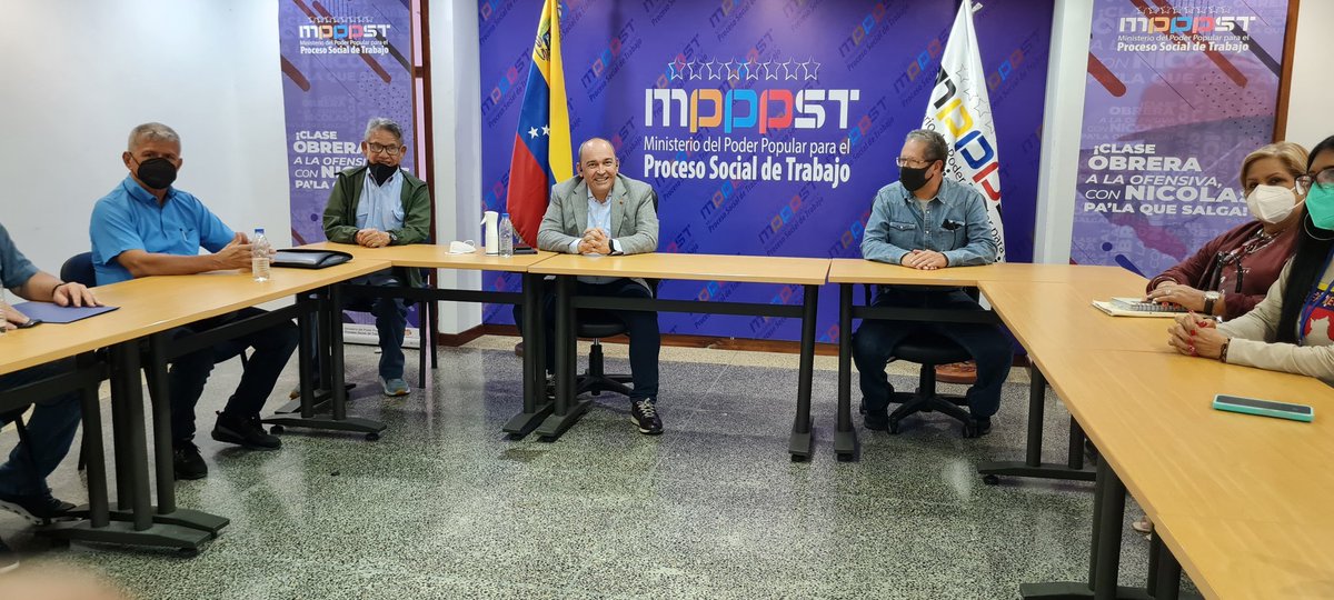 torrealbaf's tweet photo. Sostuvimos una reunión de trabajo junto a los Compatriotas Trabajador@s Administrativos y  Obrer@s del Sector de Educación Básica, considerando con ellos los aspectos relativos a los planteamientos y escuchando sus propuestas. 

@NicolasMaduro 
#UnidosConElCastañoYTejerías https://t.co/Ucbdb150Tb