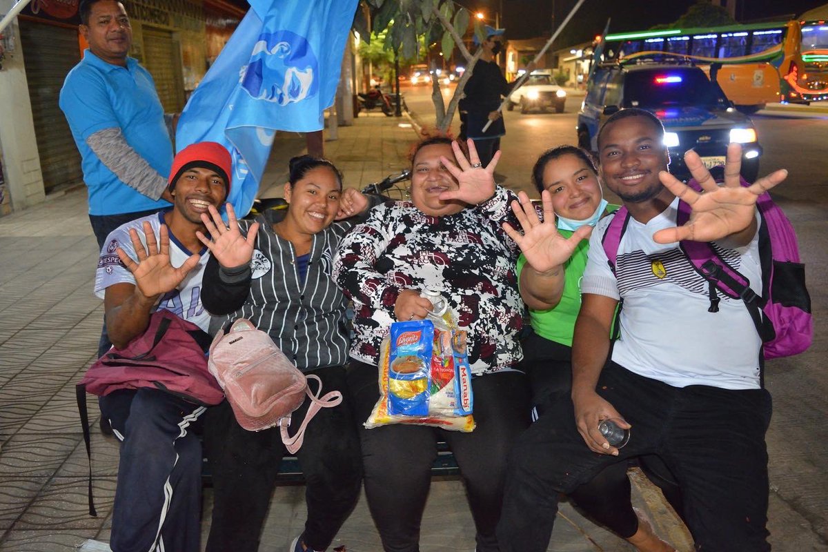 JohanaGranda84's tweet photo. Gracias por el recibimiento y el cariño, El Cambio ha demostrado que la Revolución Ciudadana corre por sus venas! #rc5 #plan77 @cavozambrano @macasdario1 #ElEquipoDeCorrea https://t.co/CJww5iWqFG