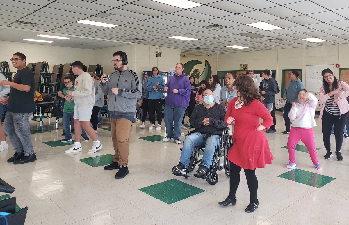Fall🍁🍂 fun at PALS🤝 today! Students danced to 🎶 by DJ Judy and enjoyed 🍪 made by Mrs. Piszar's class! 
<a href="/BtpsSrvcs/">BTPSSpecialSrvcs</a> <a href="/BTHSDragons/">BTHS</a> <a href="/BTUnifiedSports/">@BTHSUnifiedSports</a>