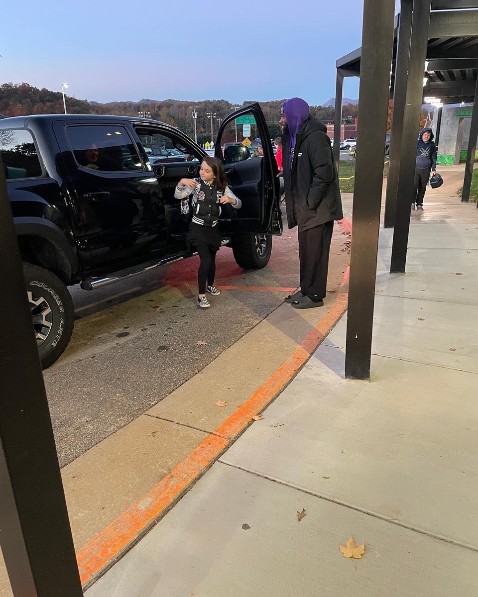 CatamountMBB's tweet photo. Day of service for our Catamounts✅ Encouraging young students to have a great week of school‼️ https://t.co/QVyRxp7kMD