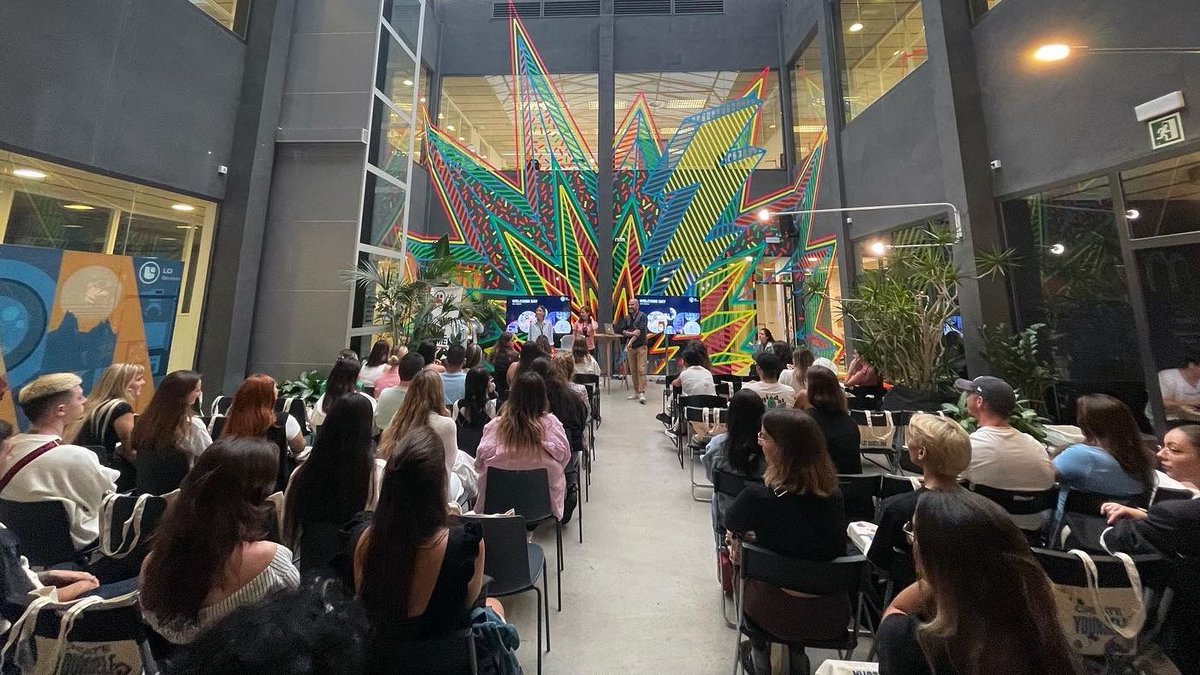 🆕 Ayer recibimos en el Ágora a nuestros nuevos estudiantes de máster y les dimos la bienvenida a la familia LCI.

➡️ Durante el #WelcomeDay disfrutamos de la ponencia de <a href="/rafaeldejorge/">Rafael de Jorge</a>, emprendedor y fundador de <a href="/GrowturEscuela/">growtur</a>.

¡Gracias por compartir tu experiencia, Rafael!