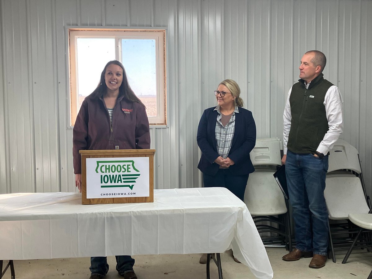 IADeptAg's tweet image. Secretary @MikeNaigIA launched the next round of #ChooseIowa marketing and promotion grants this morning at @SkyViewBeef near Nora Springs. Thanks to the Cunningham family for hosting and @UncsCheesecakes for also participating. Great morning! iowaagriculture.gov/news/apply-for… #IowaAg
