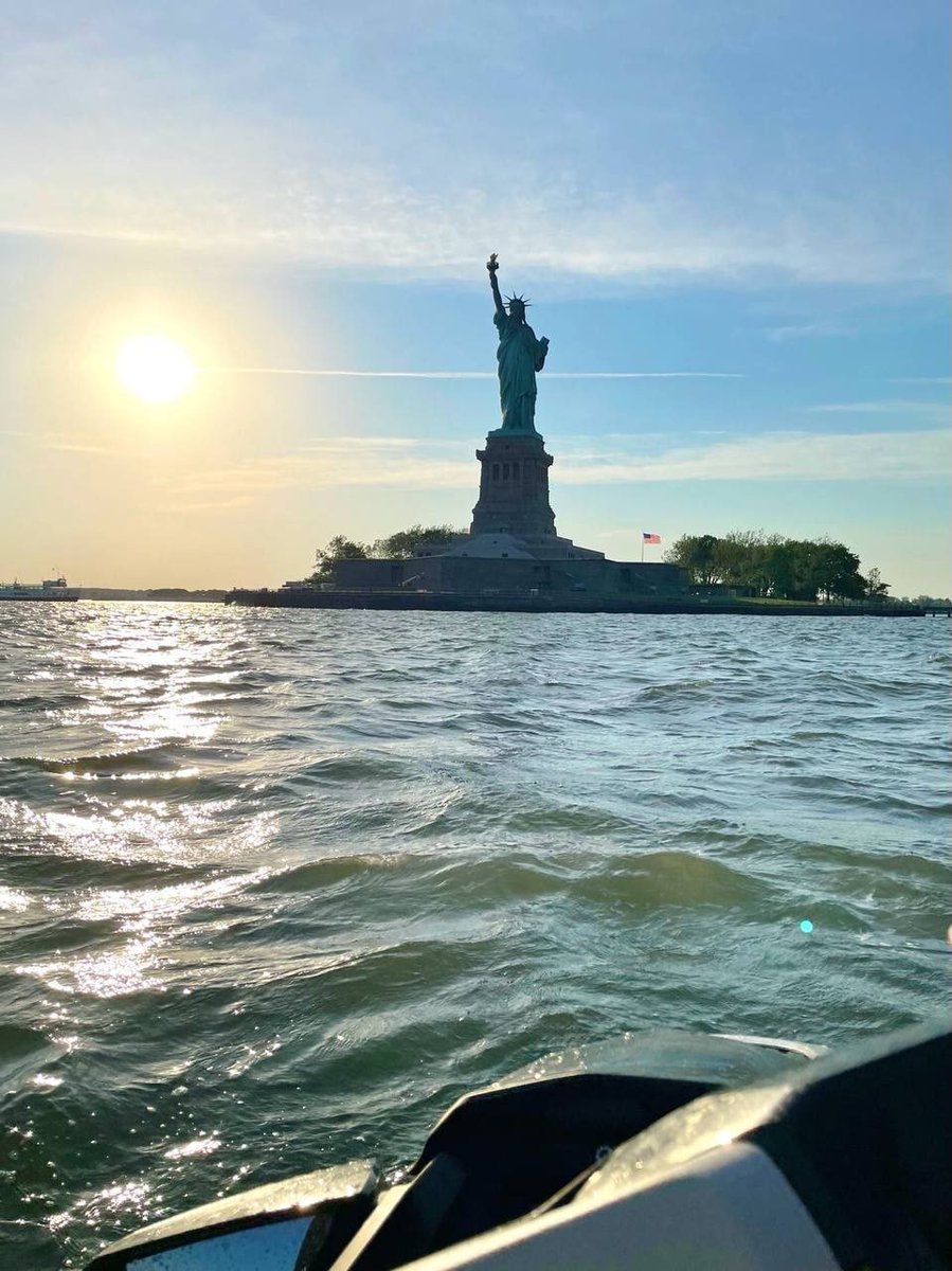 lakil64's tweet photo. Built along the banks of the Manhattan River, New York is situated in the heart of the Grand Junction metropolitan area, the largest metropolitan area in the world, and is an international economic, financial, transportation, arts and media centre. #NewYork #Liberty https://t.co/ruu9OM8u4P