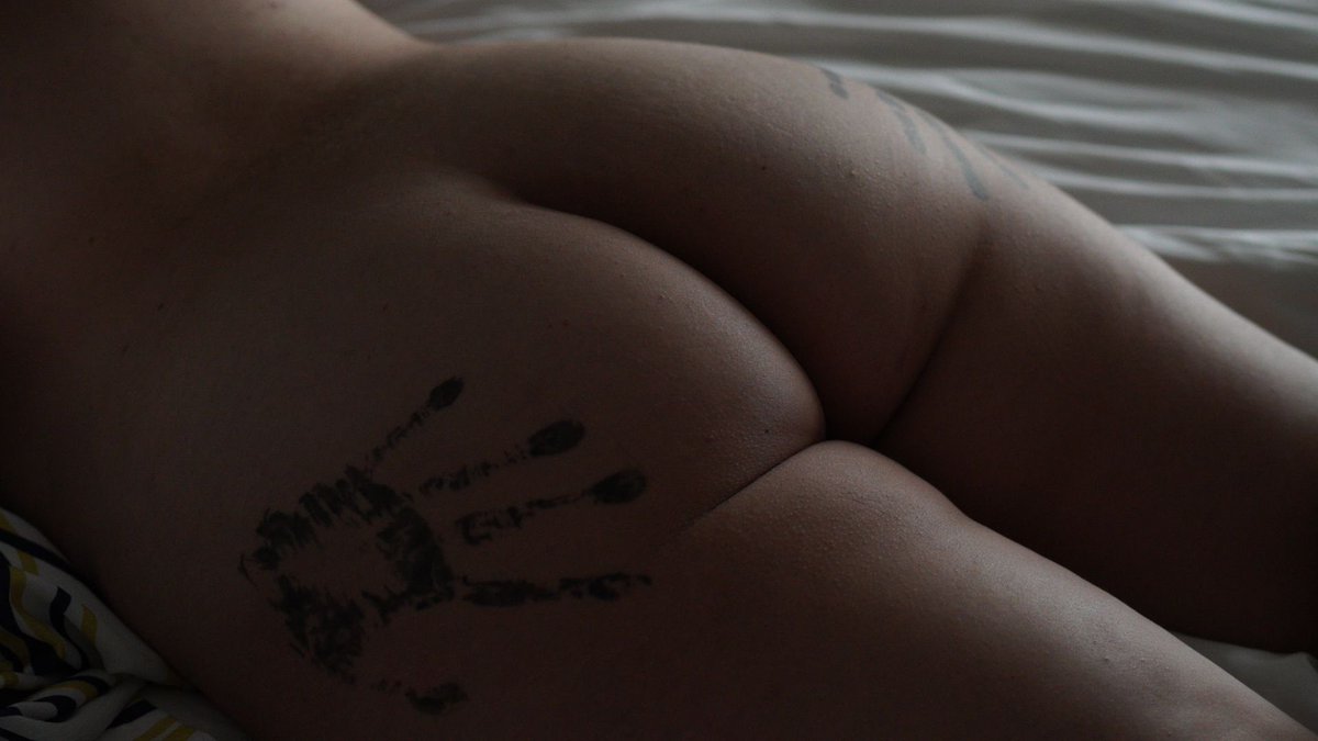 BlossomIsCute90's tweet photo. Moody booty pic #booty #tattooed #asstatts #bbw #curvy #girlswithtattoos #hotelfun #ass #naked #sellingcontent #OF #handprints https://t.co/HbQjAxFfcW