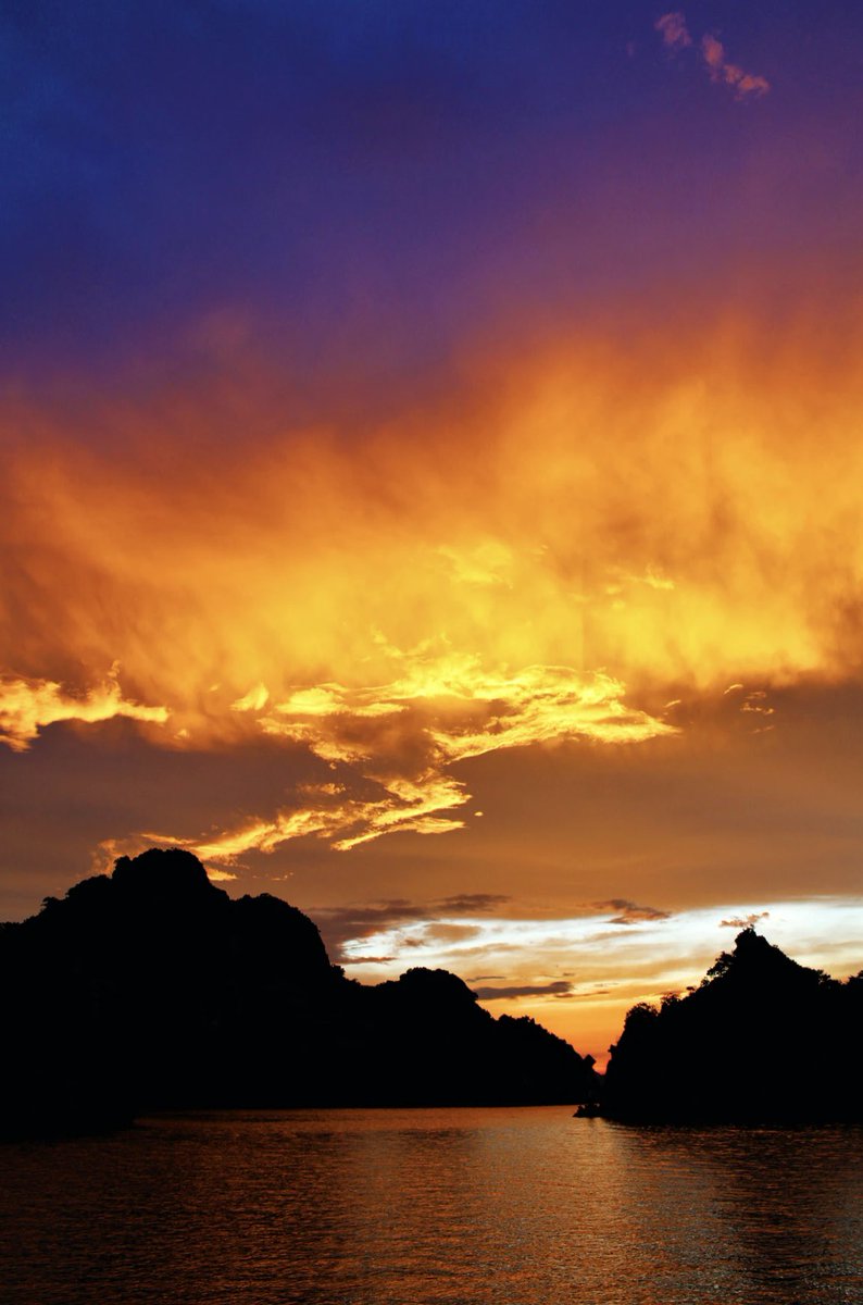 Fiery sunset skies at Halong Bay in Vietnam! 🧡🇻🇳 📸 Thijs Degenkamp