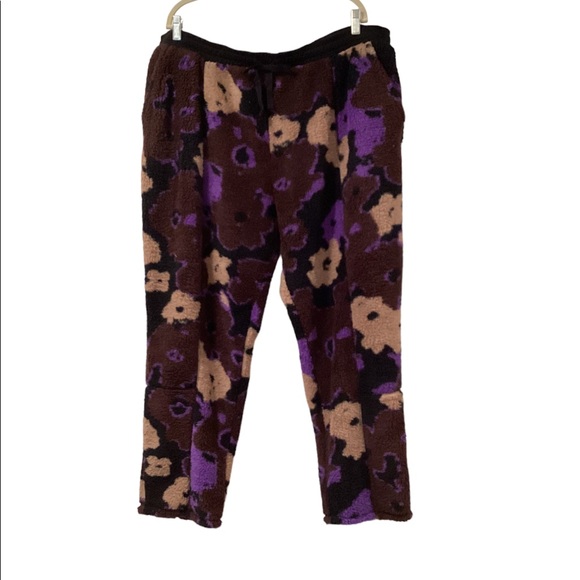beautymerchco's tweet photo. So good I had to share! Check out all the items I'm loving on @Poshmarkapp from @t_hurlburt #poshmark #fashion #style #shopmycloset #rachelrachelroy #bp #nike: https://t.co/fsRSQuy1Ke https://t.co/saCOJUEvJP