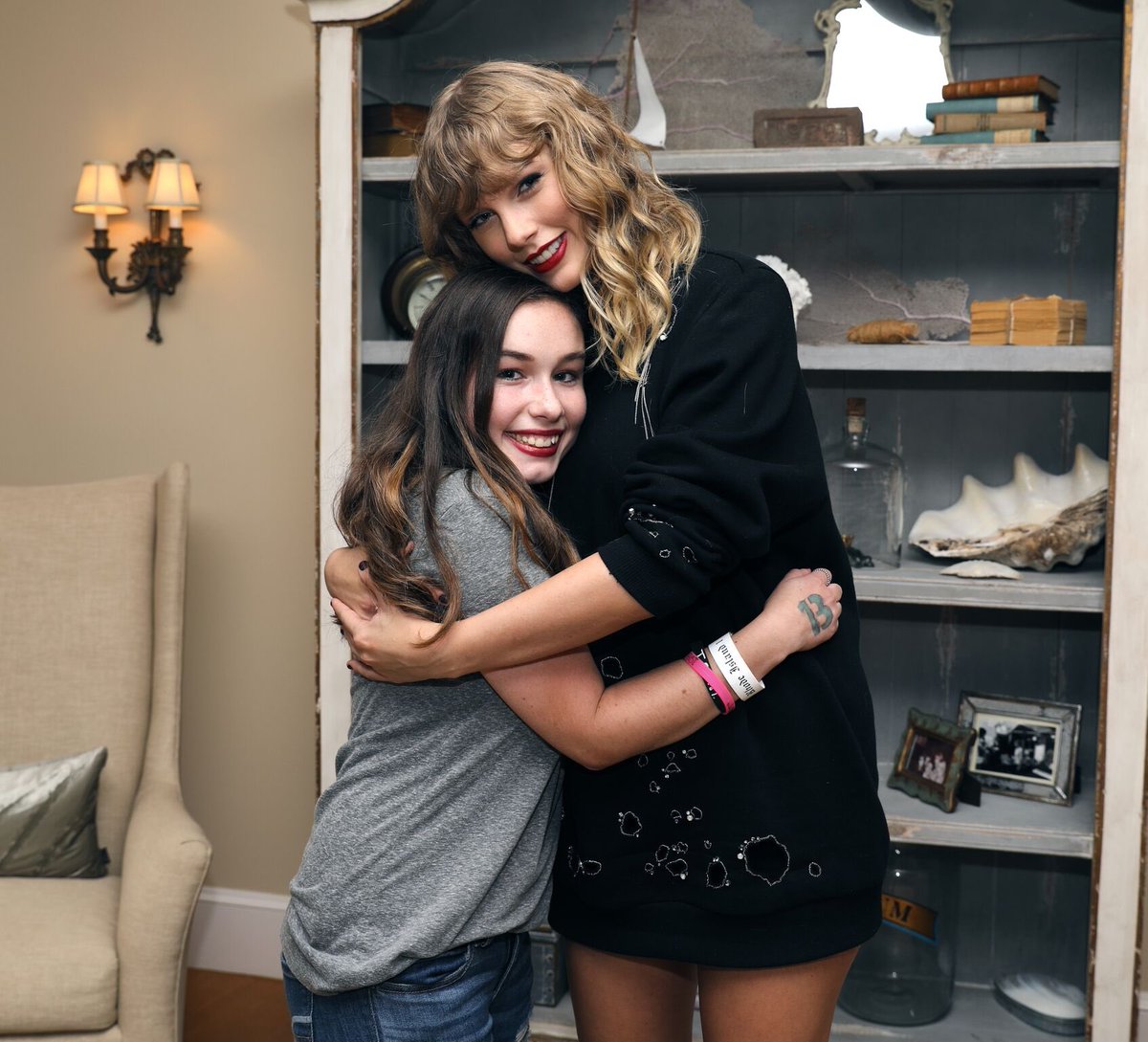 mairead_1313's tweet photo. 5 years ago today you & i met for the first time @taylorswift13. forever in awe that you wanted to meet me. thank you for making my dream since i was 8 years old come true. love you forever, taylor 🤍 @taylornation13 #reputationsecretsessions https://t.co/OayA4eOZeh