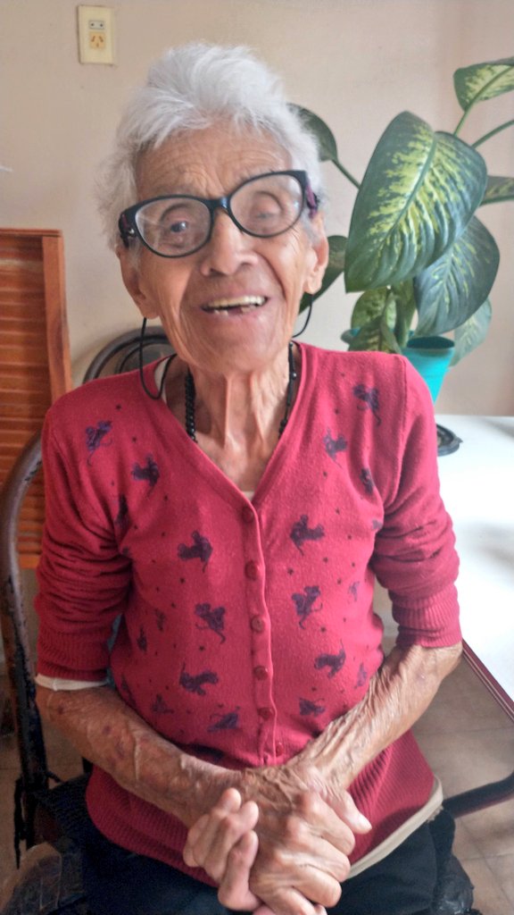 MaruuAcostaa's tweet photo. Ella es mi abuela, Alcira. Tiene 93 años. Es jubilada, era canillita. Es una masa. Hoy se tenía que hacer unos estudios porque su corazón ya no anda tan bien.  No puede caminar casi, da algunos pasos. Pedimos un traslado de @PAMI_org_ar en Córdoba al médico y no aparecieron. https://t.co/oD8NU3kIxM