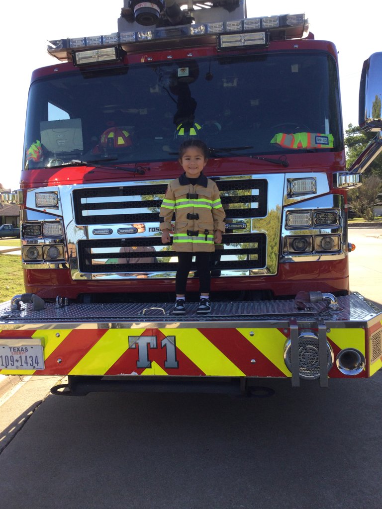 monica_pilcher's tweet photo. Thank you so much to @PlanoFireRescue for visiting ECCC II today! The children appreciated a tour of the firetruck and a lesson on how to Stop, Drop, and Roll. We are so thankful for our community helpers and all you do to keep us safe! #PISDECCC #PlanoProud https://t.co/mvVQrrTEZJ
