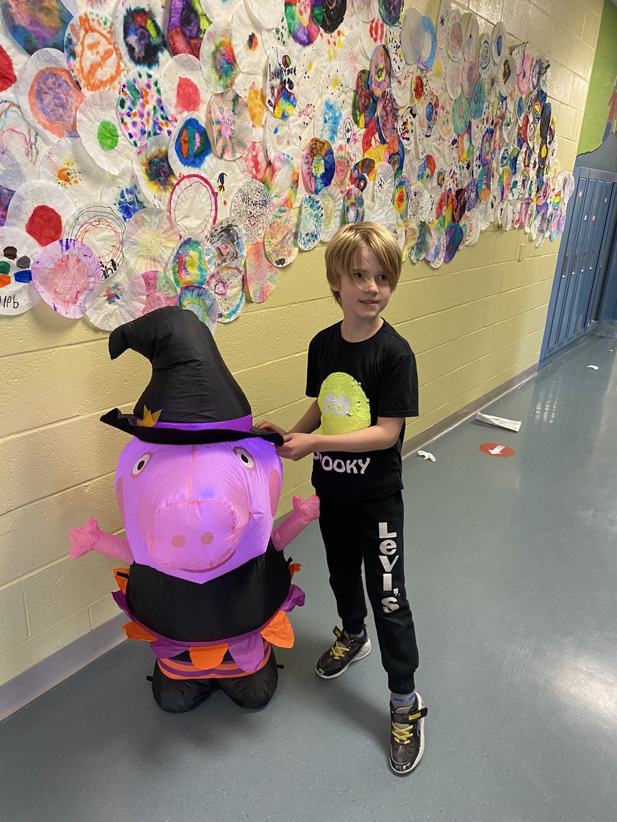 MmeBarry2FI's tweet photo. A couple “Mme take our picture!” @HTE_K4 https://t.co/AipYXa4eyw