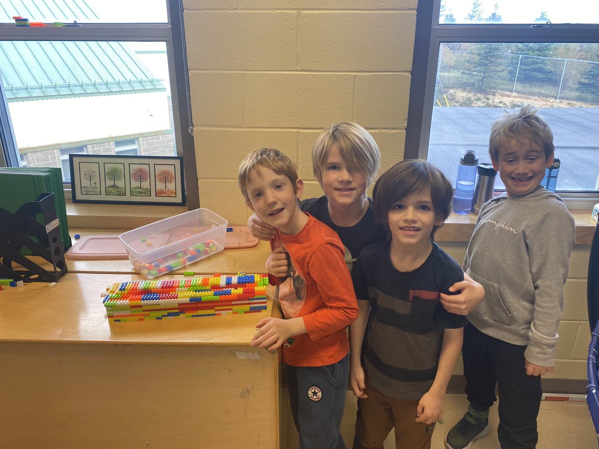 MmeBarry2FI's tweet photo. A couple “Mme take our picture!” @HTE_K4 https://t.co/AipYXa4eyw