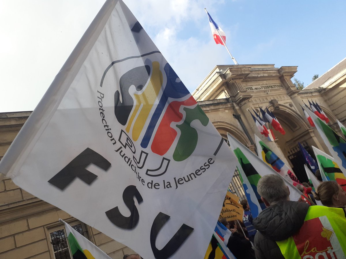 L_Le_Louet's tweet photo. Beau rassemblement devant la Préfecture à Arras! #FSU #SNPES https://t.co/LZysDuuJnz