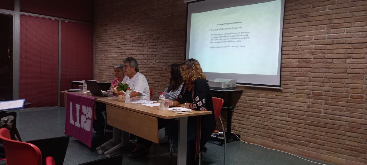 Aquesta tarda hem fet a #Vilafranca la taula rodona: "Plens drets per treballadores i migrants, #RegularitzacióJa!" Amb intervencions de companyes del Sindicat de Llogaters del Penedès i de <a href="/luchainternacio/">Lluita Internacionalista (LI)</a>. 
Seguim recollint signatures per la #ILPRegularizacion <a href="/RegularizacionY/">✳️ RegularizacionYa Cuenta Oficial</a>