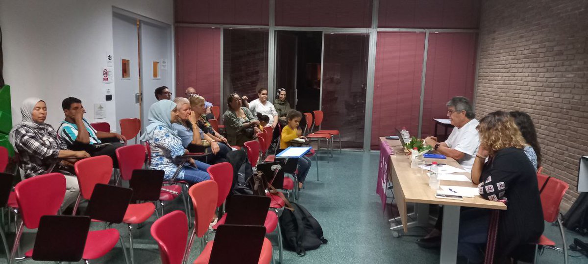 luchainternacio's tweet photo. Aquesta tarda hem fet a #Vilafranca la taula rodona: "Plens drets per treballadores i migrants, #RegularitzacióJa!" Amb intervencions de companyes del Sindicat de Llogaters del Penedès i de @luchainternacio. 
Seguim recollint signatures per la #ILPRegularizacion @RegularizacionY https://t.co/1PWdoPCtSU