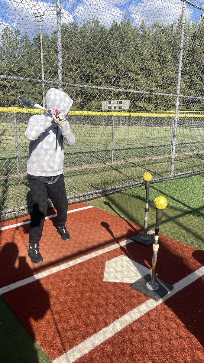 ParkerH_2009's tweet photo. We play in the cold so we train in the cold. @maruccisoftball @Mikayla_702 @wesley_jiles #maruccisoftball https://t.co/v6khIm900y