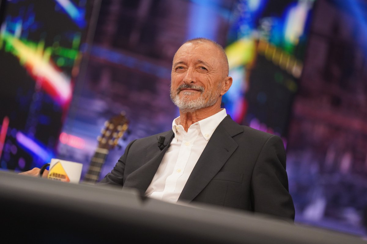 El_Hormiguero's tweet photo. 💬 @perezreverte: “Una mujer callada puede enseñarte más que diez hombres hablando” #ReverteEH https://t.co/AclbshFX4G