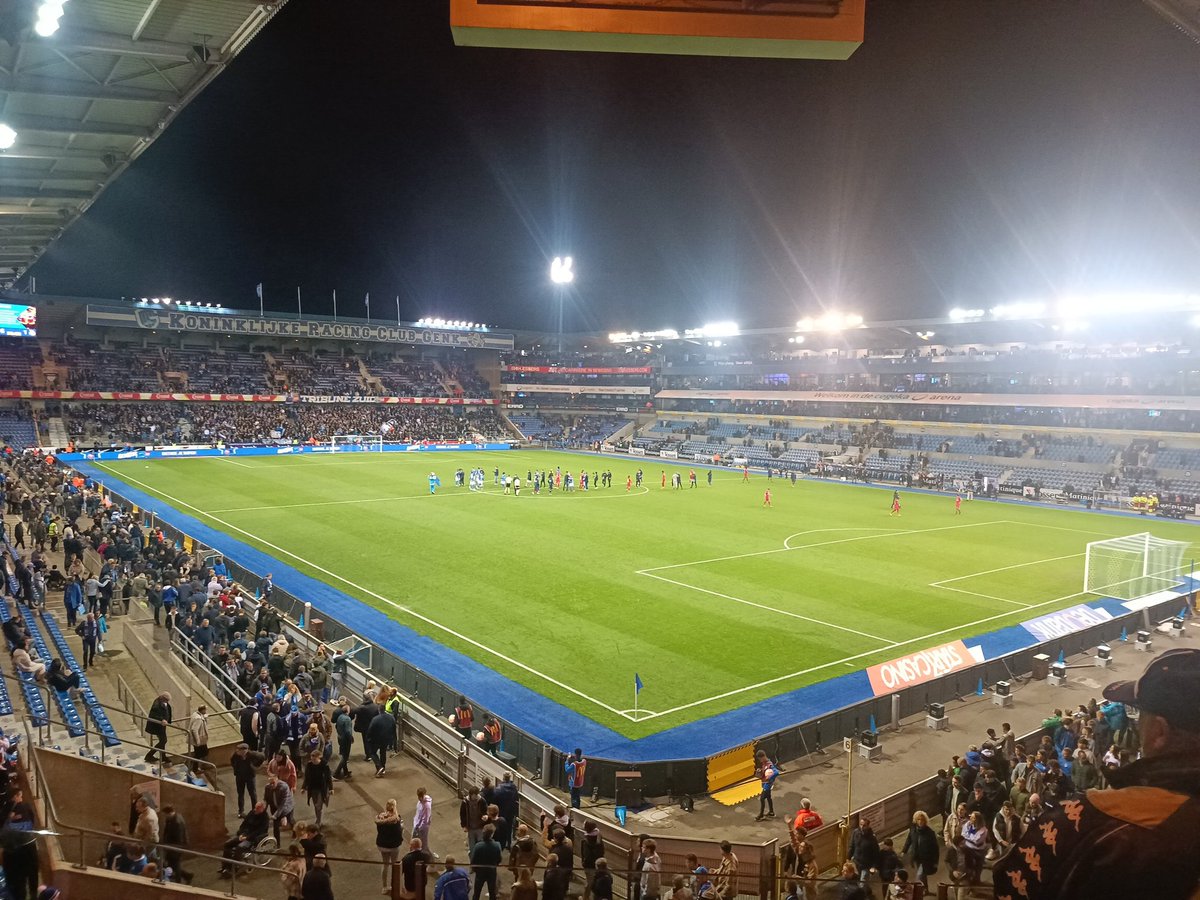 Sabke_cro's tweet photo. Wat een wedstrijd wat een sfeer. Ook chapeau voor de supporters van Westerloo, ondanks het verlies deden ze goed mee
#mijnploeg 
#KRCGenk 
#westerloo https://t.co/f1KfD0qa0D