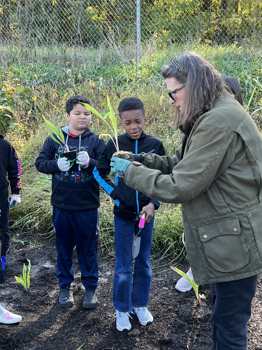 PAWSitivelyPES's tweet image. Planting the seeds of tomorrow at PES today! 3rd graders were part of a PAWSitive Partnership with @RutgersEssexRCE @NJHighlanders @ANJECtweets as we planted a rain garden together. #PlayingInTheDirt #ThisIsLearning @DrAllenMcMillan @1WarrenCoNJDOE @Mrs_Condon1