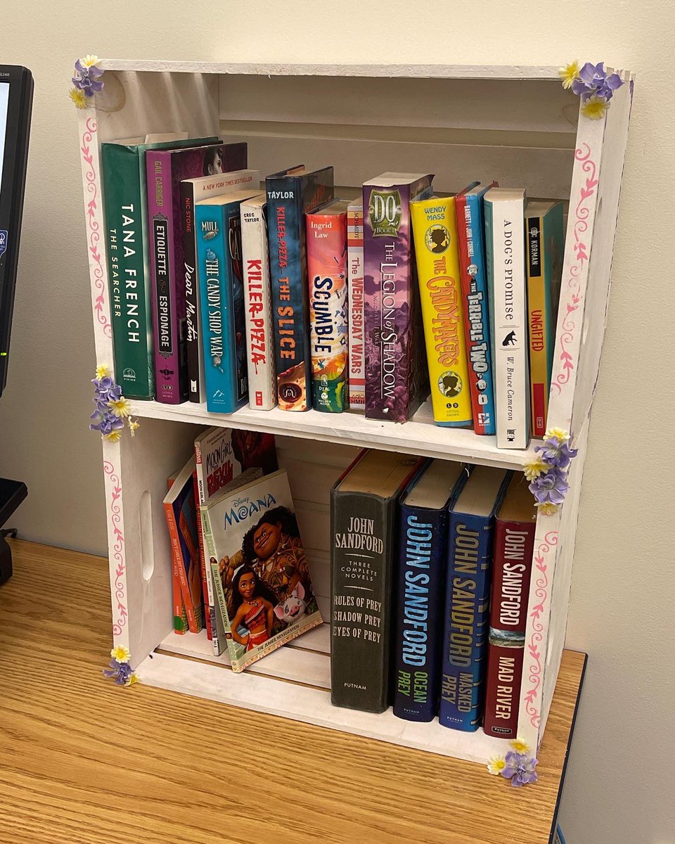 FAUJupiterLib's tweet photo. Going overtime with you studies this week? 
Jupiter Library has a 24-hour study area with scanner, smart lockers, drink and snack vending machines, a small free library, and a skateboard rack. 
With your Owl Card, you can also access the 24-hour computer lab.
#faulibraries https://t.co/1TcT9UXH3w