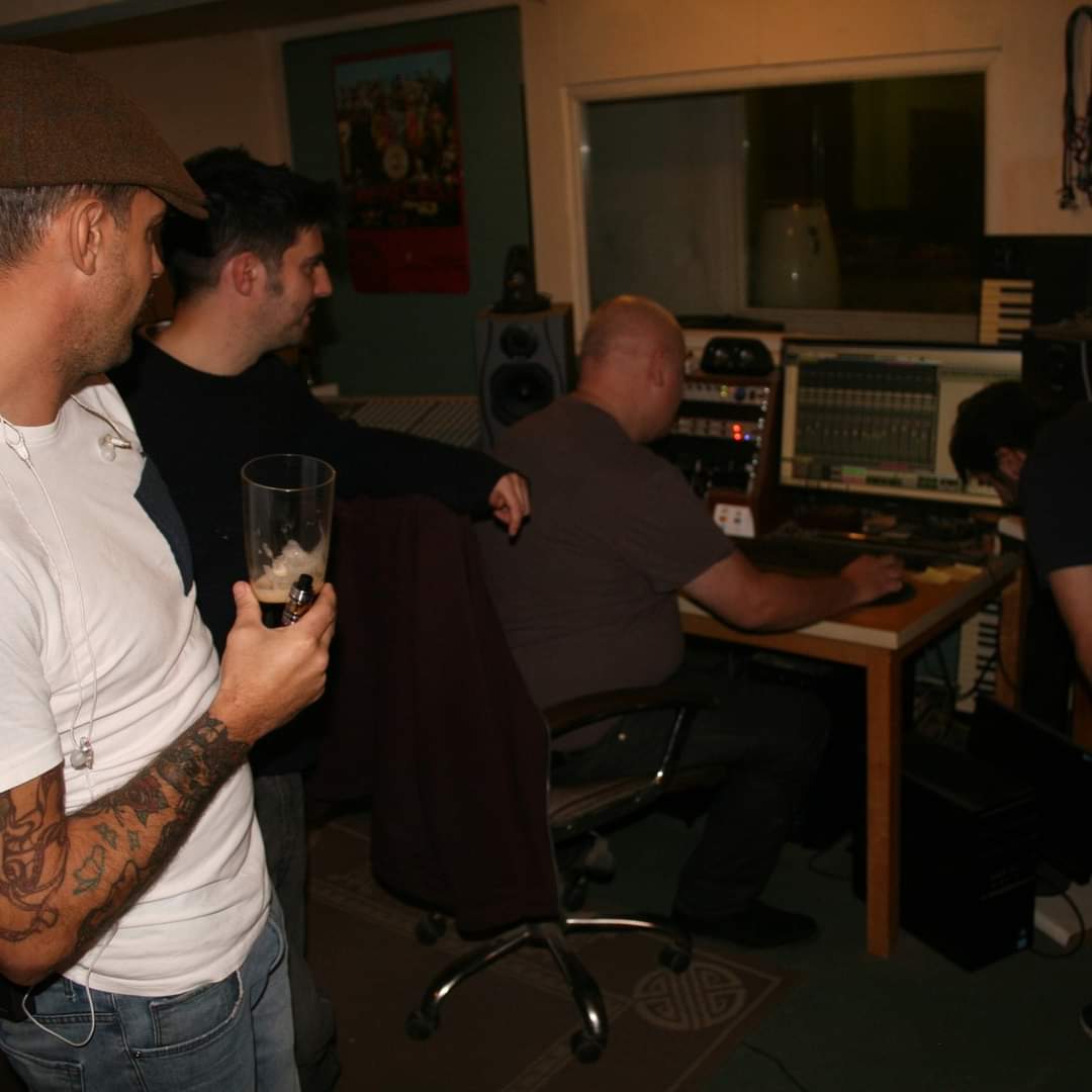 open.spotify.com/track/5iyIR5gu…

'Shake Your Sins' is the title track from our second EP. For these songs we made the move to Piggyback Studios-Derbyshire to write and record.

#thunsum #misdirectionofselfcontrol #originalmusic #rocknroll #epiphone #gibson #marshallamps #bosspedals #ehx