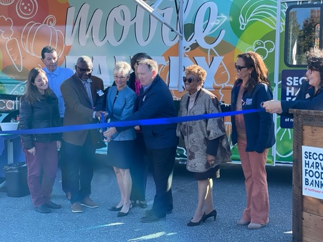 I was excited to help cut the ribbon today for the launch of Second Harvest Food Bank's Mobile Food Pantry and Teaching Kitchen! UnitedHealthcare’s Empowering Health initiative awarded a $200,000 grant to Second Harvest Food Bank to get the Mobile Food Pantry.