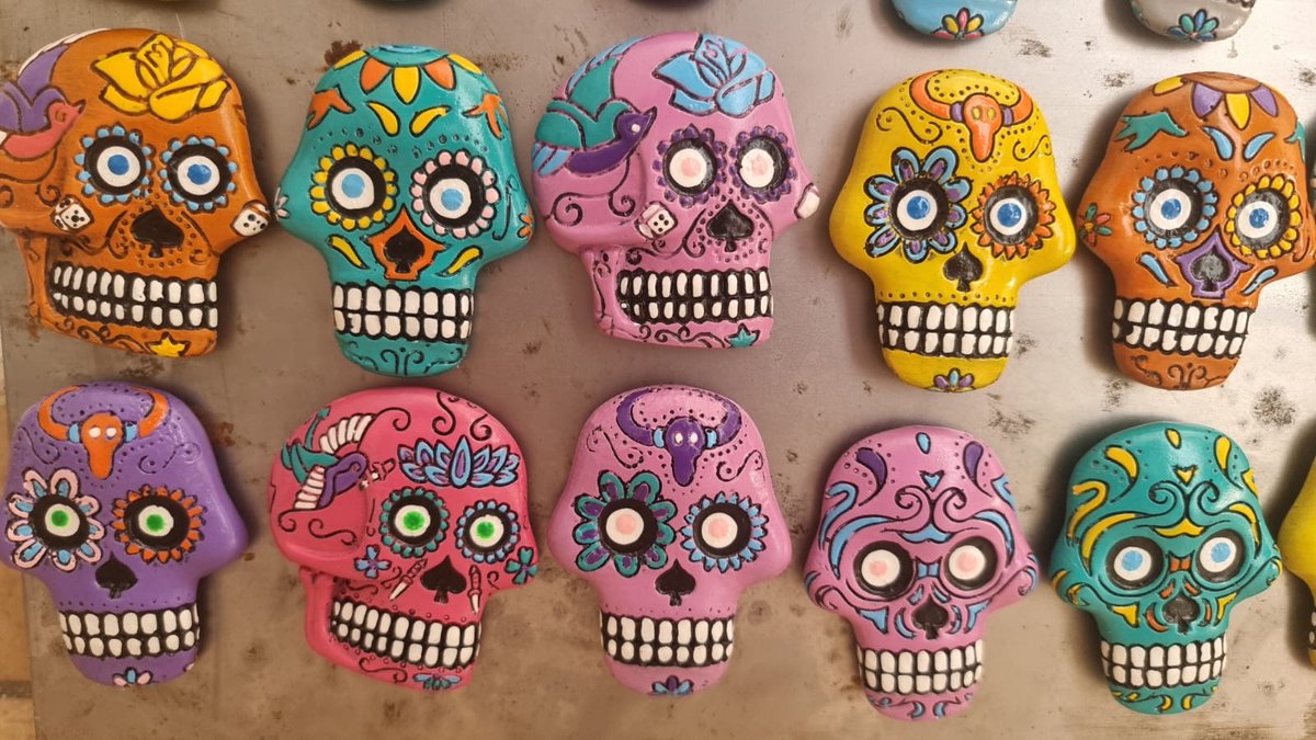 AnnaDelAire's tweet photo. Excelente regalo para día de muertos, souvenir, etc.
Imán de calavera pintado a mano, totalmente artesanal.
$60 c/u  o 3 por $160
Pedidos de más de 5 a $50c/u
Pedidos de más de 10 a $45 c/u
5x4cm
Se entregan gratis en la colonia del valle. Informes con @RockerPiL https://t.co/uLpKdgU5KA