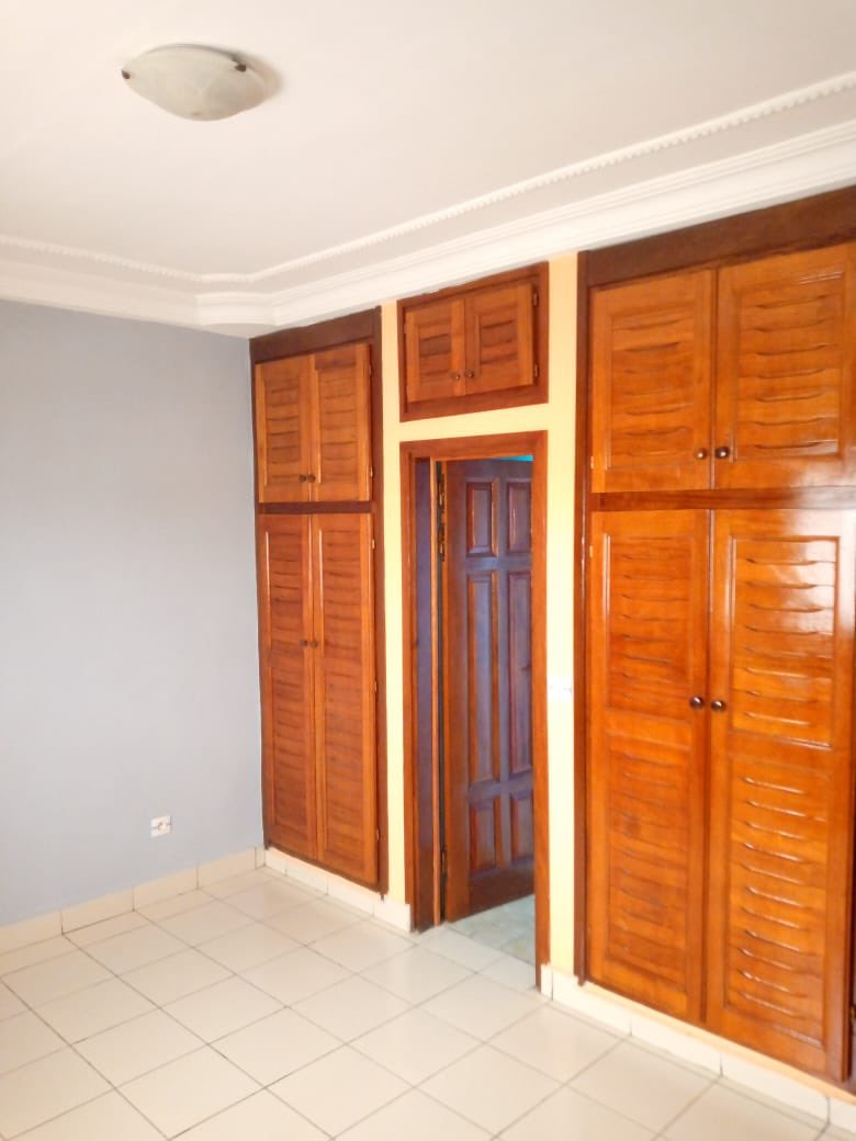 One_Immobilier's tweet photo. APPARTEMENT À LOUER A MAKEPE EN BORDURE DU GOUDRON
2 CHAMBRES AVEC PLACARD
3 DOUCHES
1 CUISINE BIEN ÉQUIPÉ AVEC PLAQUE À GAZ INCORPORÉ
1 GRAND SALON
DANS L'IMMEUBLE ,AVEC PARKING SÉCURISÉ
PRIX : 300 000 FCFA
#oneimmobiliergroup #influenceurimmobilier #douala #makepe https://t.co/ux6LaJQMXw