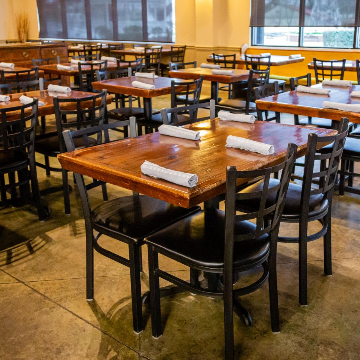vingenzos01's tweet photo. Did you know the average person spends roughly 32,098 hours eating and drinking in a lifetime? Make sure a good chunk of that time is spent enjoying your favorite Italian dishes at one of our tables. https://t.co/LQoaCMqKy5