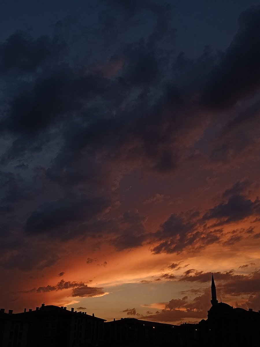 Arwenn____'s tweet photo. "𝔟𝔢𝔞𝔲𝔱𝔶 𝔬𝔣 𝔱𝔥𝔢 𝔰𝔨𝔶 "
*
*
*
*
*
#colorful #mosque #sky #sunset #sharephoto #photography #beautiful #하늘 #가을 #keşfet #nature #natural #dark https://t.co/cRRU5E5OsO