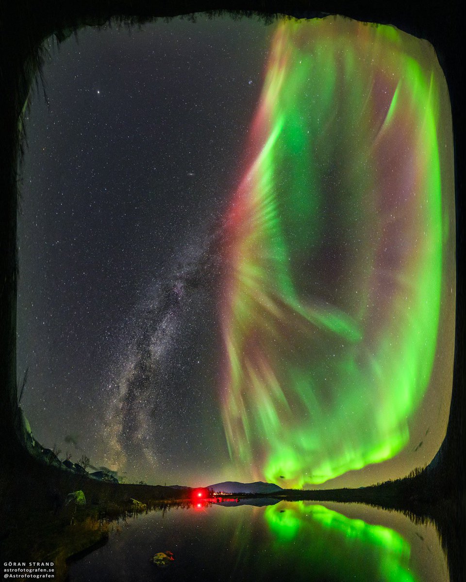 SpaceScience_'s tweet photo. Le photographe Göran Strand a photographié la Voie lactée et des aurores boréales dans le ciel suédois ressemblant ensemble à une fleur🥀 🤩 https://t.co/FmxfRsXiwi