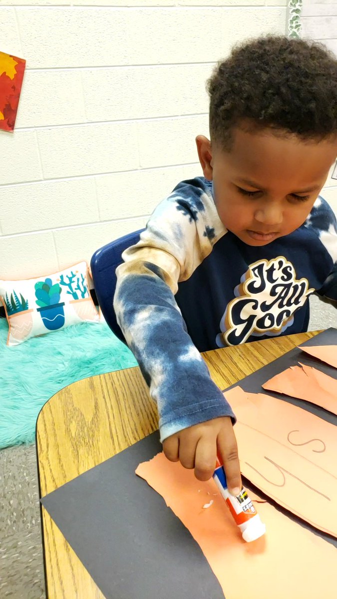 MsAmyatSPS's tweet photo. Fall fun!!! Learning the letters in our name and practicing our scissors skills! #ECSEisthebest #WeAreBTWE @SPS_SpecialEd @SufVAschools https://t.co/JHEZoySMU8