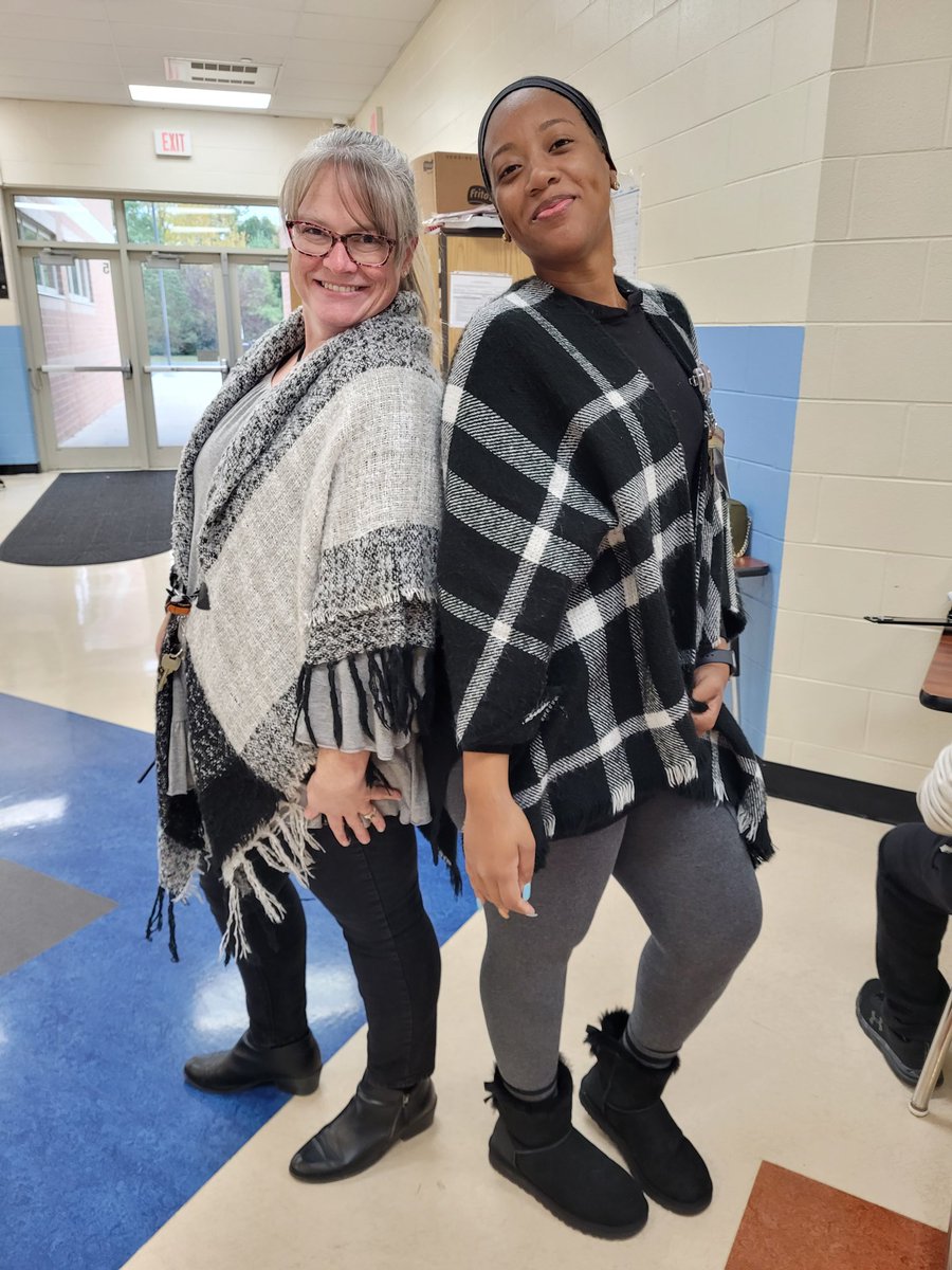 MrsCarrieWare's tweet photo. It's October and it's this cold?! That only means one thing: It's Wear A Blanket Day! #rocketproud #wechooselakota @LakotaEndeavor https://t.co/mEdZd5EFl5