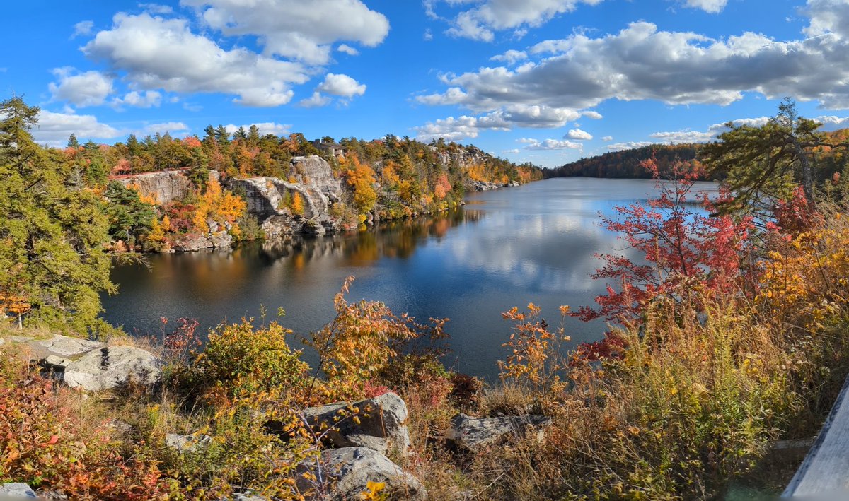 JoshuaBane's tweet photo. Such a pretty hike today with my #teampixel crew!

The fall colors look so good! 
📸 #Pixel7Pro (no edits) SOC. 

#ad #TeamPixelSummit #GiftFromGoogle @googlepixel_us https://t.co/UUt53WHXH6