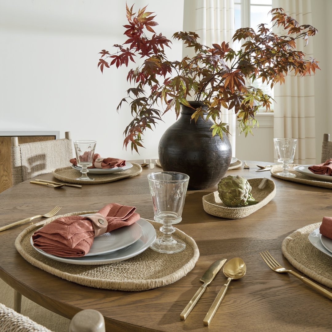 ballarddesigns's tweet photo. Fall is for hosting 🍂 Read our blog for our favorite table setting inspo https://t.co/pbW4nBInme
#BallardDesigns #FallTableDecor #FallDecor #Tablescape #FallTablescape #TableTop https://t.co/vCMu4b6pwQ