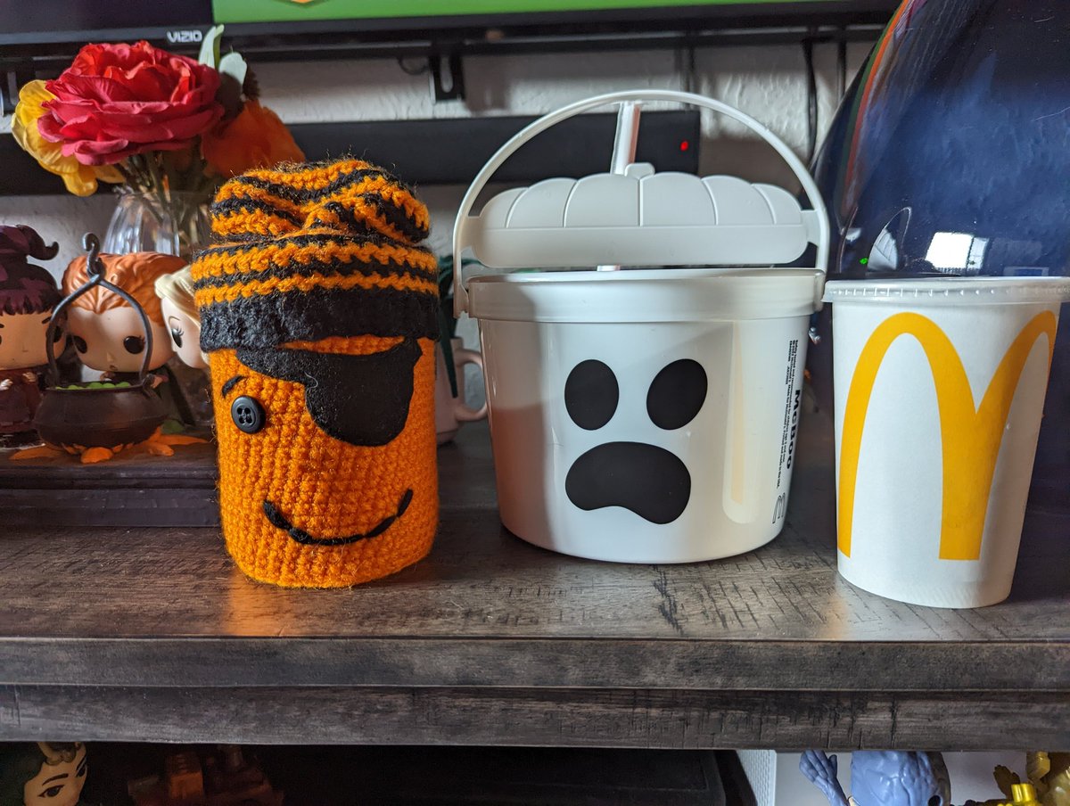 ScarlettLuvsRon's tweet photo. My Monkey Man loves meeee. He got me a #Halloween pail from #McDonalds 👻 🧡
#CandyBucket #HappyMeal #BirthdayMonth #October https://t.co/Yk5nakdQp2