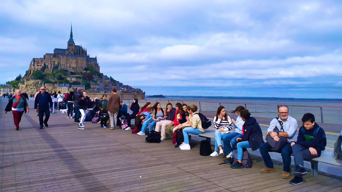 InstitutGoya's tweet photo. Viatge Erasmus a Nantes, 3ESO. Avui han fet una excursió al Mont Saint Michel. Molt ben avinguts amb els companys del @notredamesaintpaul que els acullen aquesta setmana  🇪🇺#erasmusplusproject  #erasmusplus  #epluscatedu #montsaintmichel #incredibleviews @sepiegob @consorciedubcn https://t.co/Anbz3vynir