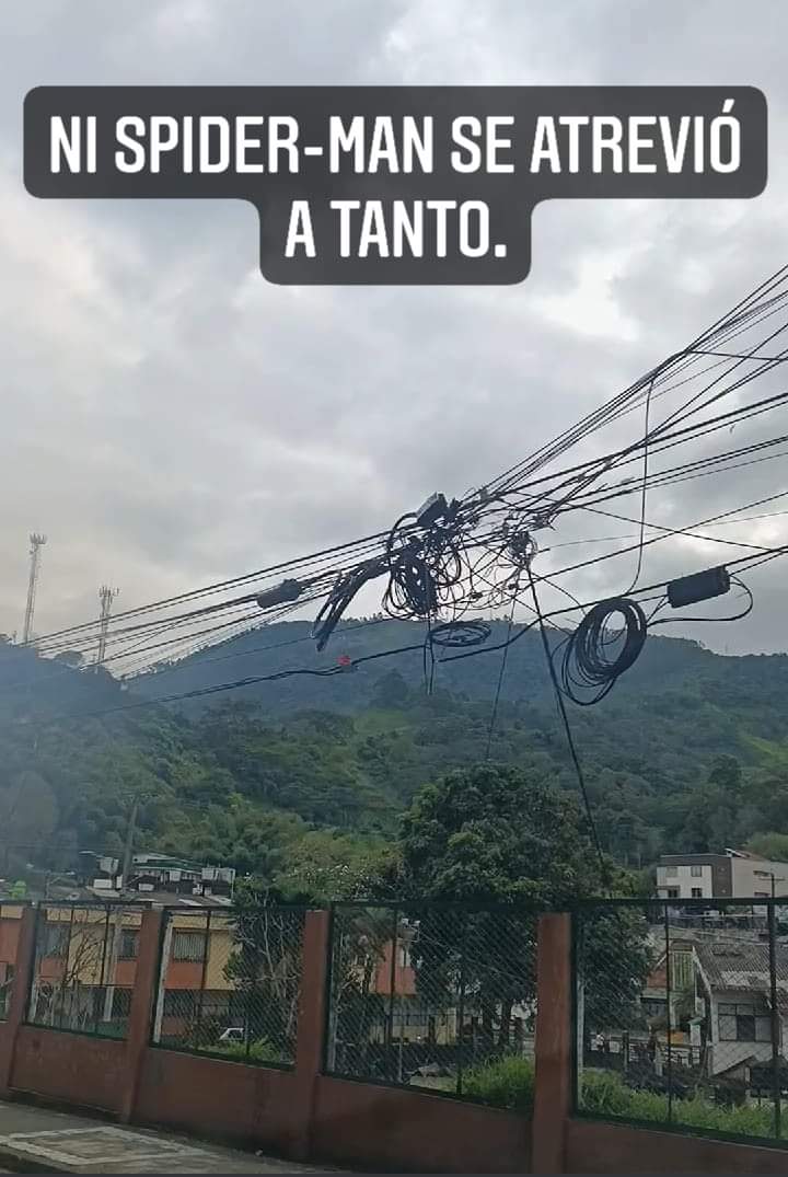 Hablando un poco de este meme. Queremos hacerle un llamado al señor <a href="/juancsaldarriag/">Juan Carlos Saldarriaga</a> para que gestione con el arreglo de las redes secundarias de codensa.Un día van a provocar una tragedia. hacer llamado a Enel-codensa para que sus redes secundarias las organicé.
Sirva para algo.