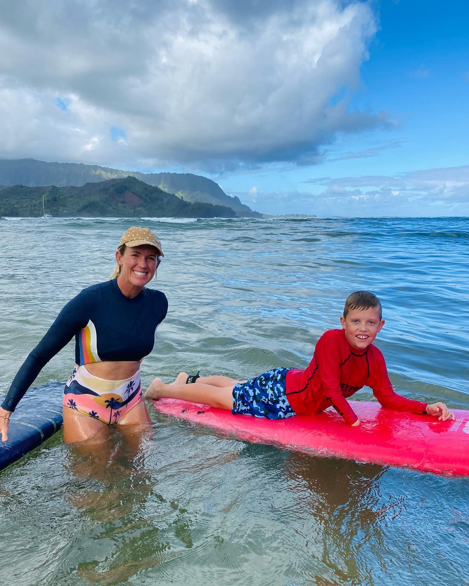 bethanyhamilton's tweet image. Stoked to hang w/ Daxton, &amp;amp; his family, who WON the trip to HAWAII through our #OneArmChallenge 💪🏽 Surfed, brought him my new book surfing past fear &amp;amp; unstoppable my Doc and we caught some crabs and had a family hang session! 🤙🏽😃☀️
We all can Adapt &amp;amp; Daxton is doing just that!!!