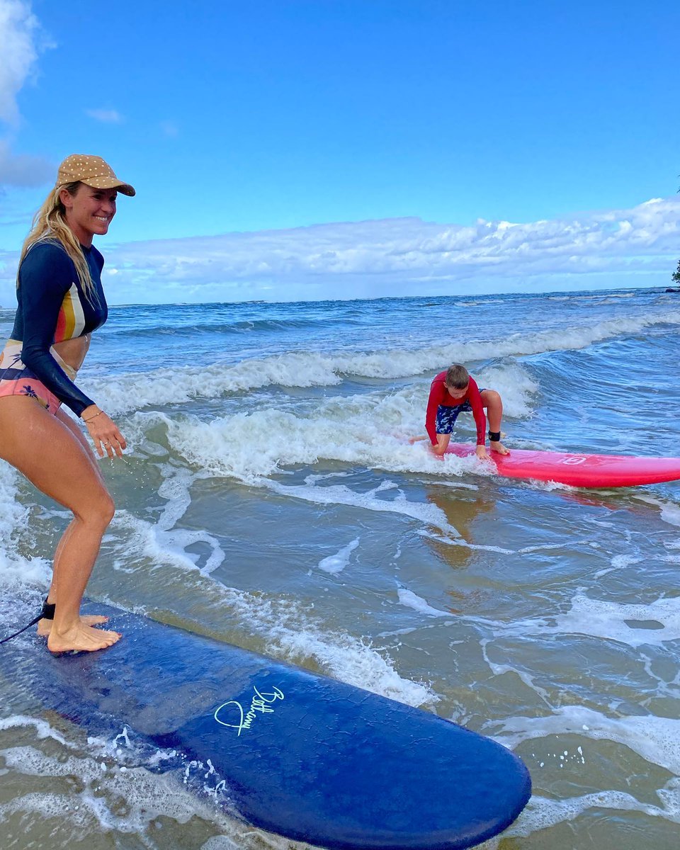 bethanyhamilton's tweet image. Stoked to hang w/ Daxton, &amp;amp; his family, who WON the trip to HAWAII through our #OneArmChallenge 💪🏽 Surfed, brought him my new book surfing past fear &amp;amp; unstoppable my Doc and we caught some crabs and had a family hang session! 🤙🏽😃☀️
We all can Adapt &amp;amp; Daxton is doing just that!!!