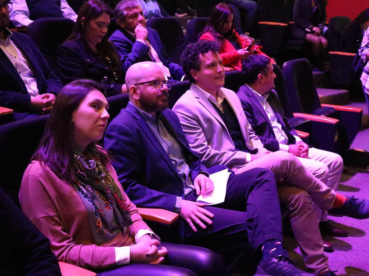 ¡Momento estelar! 🚀

Hoy estuvimos en San Ramón con el astronauta sueco <a href="/CFuglesang/">Christer</a>, quien le contó a más de 100 estudiantes de la comuna cómo fue su experiencia en el espacio 👨🏽‍🚀.

En esta actividad, también asistieron familias de la comuna y personas usuarias del FOSIS.