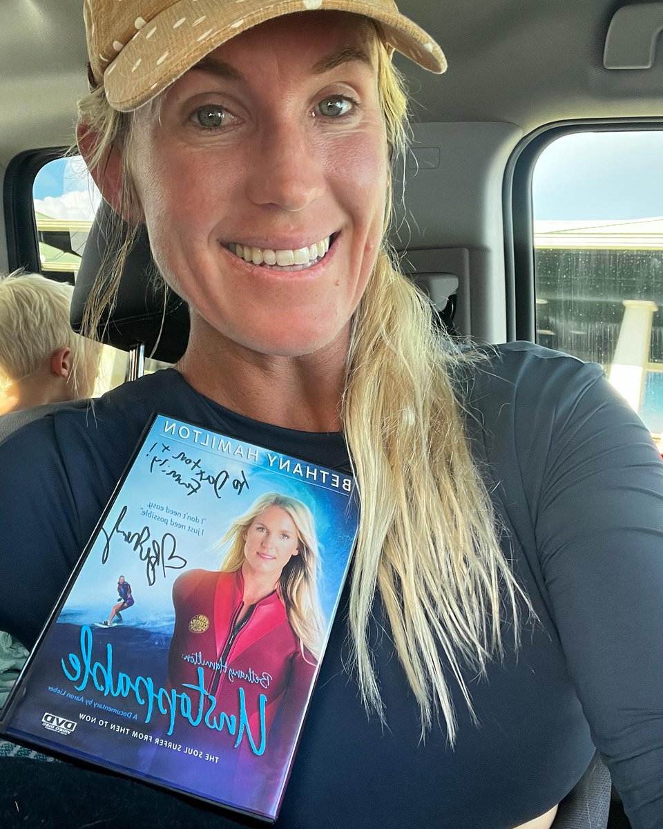 bethanyhamilton's tweet image. Stoked to hang w/ Daxton, &amp;amp; his family, who WON the trip to HAWAII through our #OneArmChallenge 💪🏽 Surfed, brought him my new book surfing past fear &amp;amp; unstoppable my Doc and we caught some crabs and had a family hang session! 🤙🏽😃☀️
We all can Adapt &amp;amp; Daxton is doing just that!!!